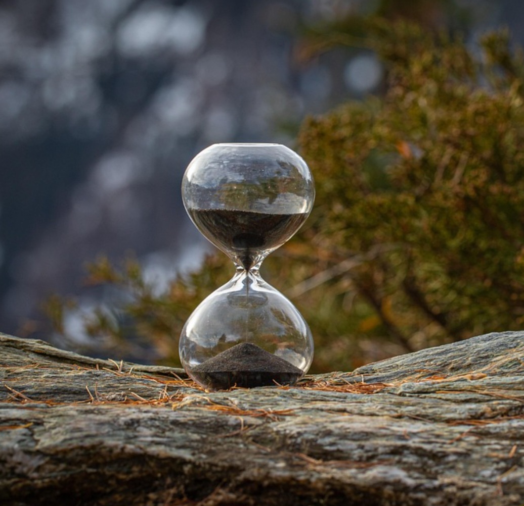 Para usá-la, basta virar a ampulheta de cabeça para baixo, permitindo que a areia escorra do bulbo superior para o inferior. O tempo medido depende do tamanho e da quantidade de areia.