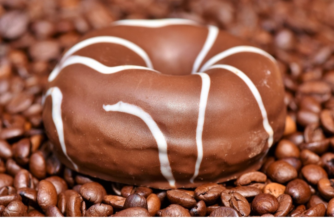 Dessa forma, essa guloseima pode ser feita em diferentes formatos, como anel, redondos recheados, barras, twists, além das opções tradicionais e criações inovadoras como o m?chi e o bacon com maple. 