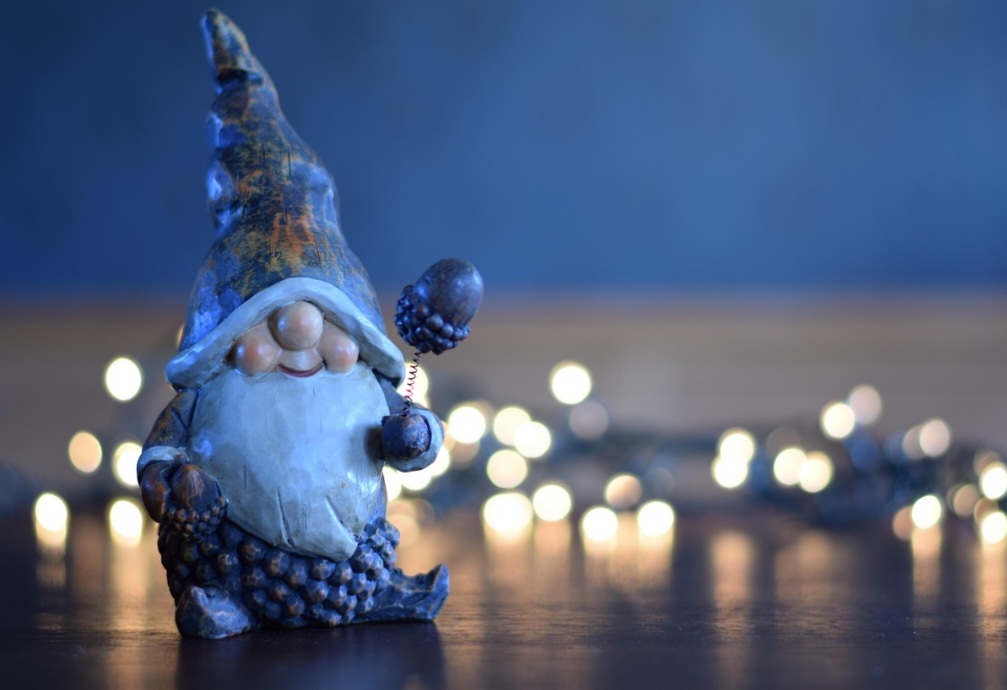 Enquanto os gnomos são associados à terra, aos minerais e à natureza oculta, os duendes surgem como figuras mais travessas, ligadas à magia e à interação direta com os humanos. Essa diferença essencial ajuda a compreender por que não devem ser confundidos.