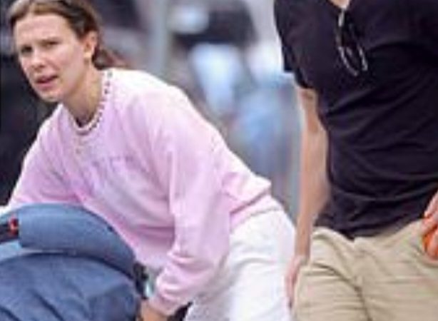 Rede social de jornal britânico mostra passeio de Millie Bobby Brown com filha adotiva
