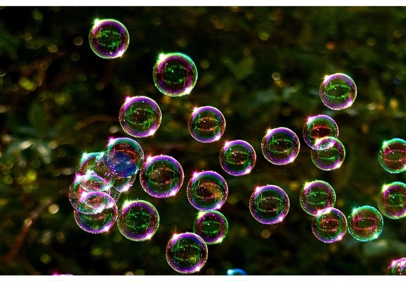 Por fim, pequenos potes de bolhas de sabão são vendidos em kits para serem distribuídos como lembrancinhas de aniversário.