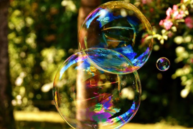 Alegria das crianças e estudo científico: as fascinantes bolhas de sabão