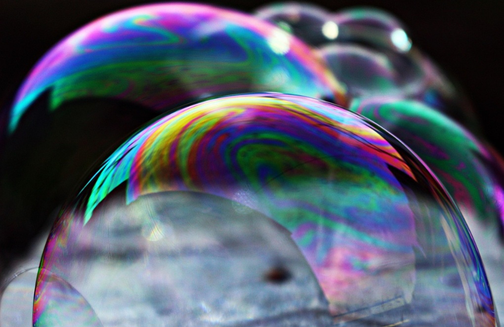 O primeiro se tratava dos fenômenos físicos, químicos e biológicos que estudavam as características das bolhas, enquanto o segundo grupo utilizavam as bolhas em problemas matemáticos que focavam na minimização das superfícies. 