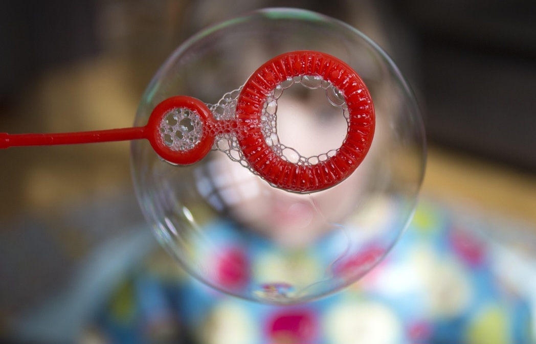 É um fenômeno científico interessante e educativo, usado para ensinar sobre física e química. Elas demonstram princípios de geometria, óptica e química, com as ligações intermoleculares da água estabilizadas pela ação do sabão.