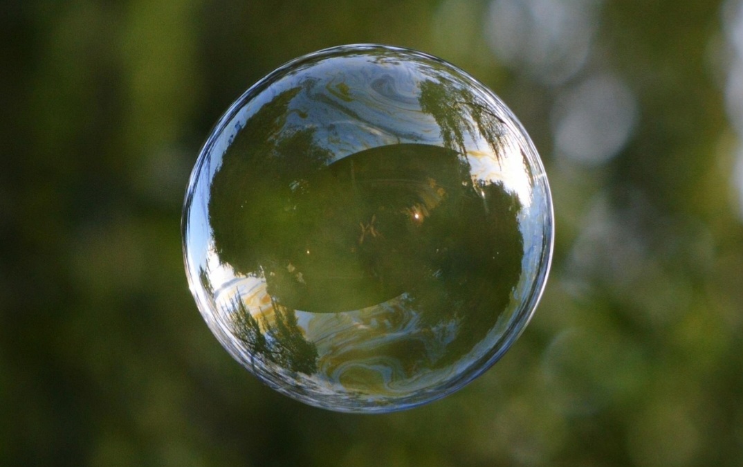 As moléculas de sabão (detergente) têm duas partes: uma hidrofílica (que gosta de água) e outra hidrofóbica (que não gosta de água). 