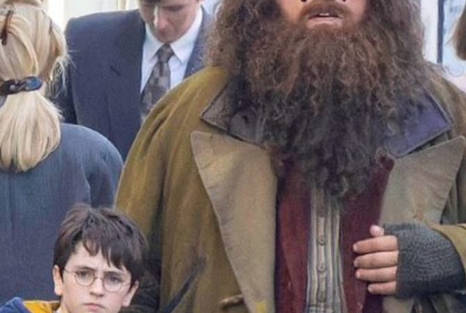 Gravações da série de Harry Potter atiçam fãs: veja imagens do bruxinho com Hagrid