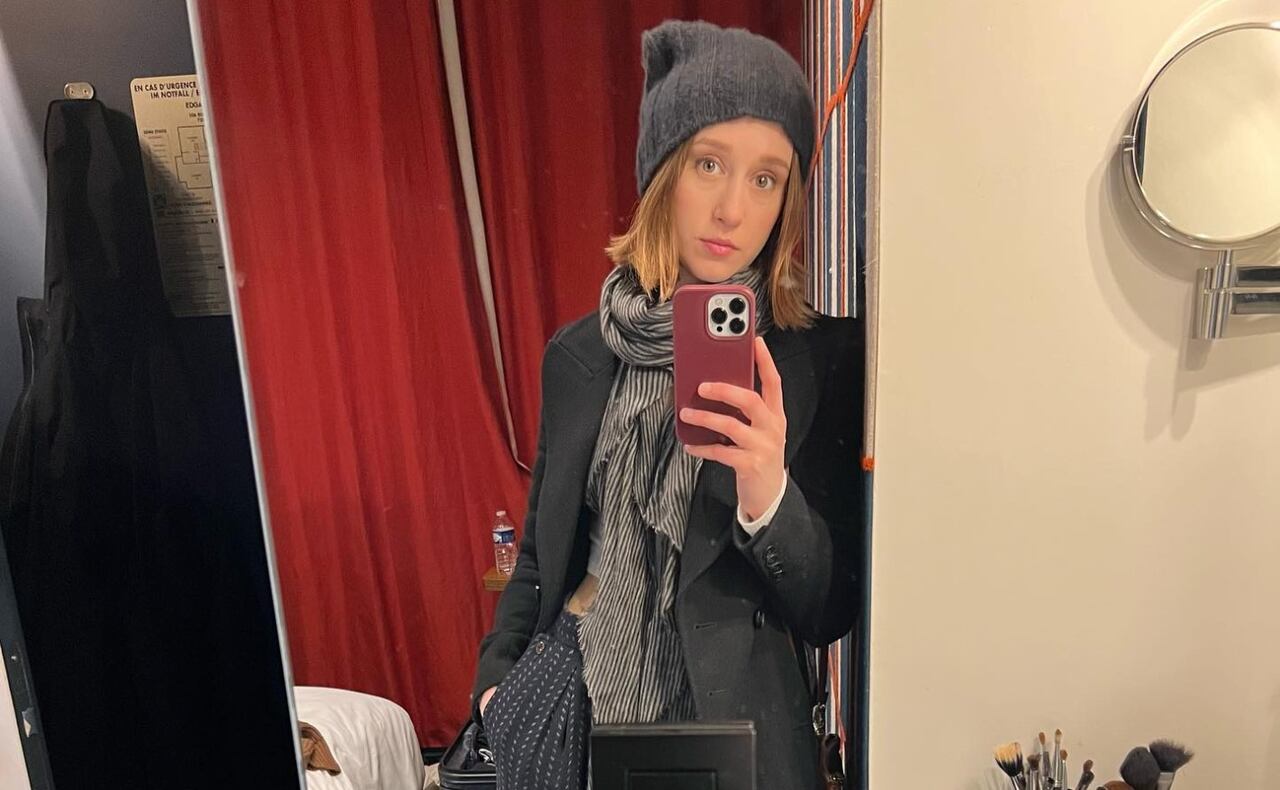 Discreta e elegante, a atriz mantém uma presença marcante nas redes sociais, compartilhando momentos pessoais e profissionais com autenticidade.

