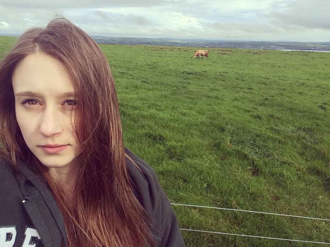 Fora das telas, ela também é apaixonada por atividades ao ar livre, como caminhadas e passeios na natureza, que ajudam a equilibrar sua rotina intensa como atriz. Essa combinação de disciplina e leveza reflete sua personalidade versátil e determinada.