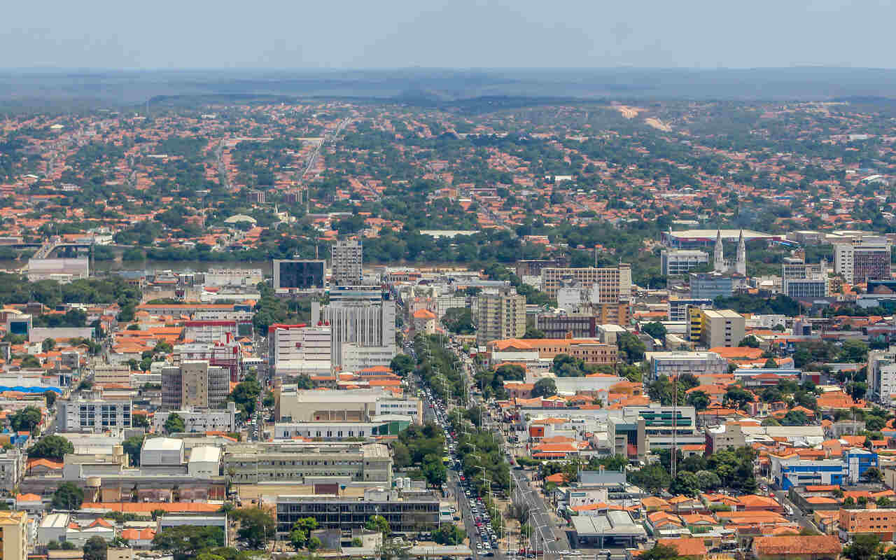Com uma área de 1.673 km², a economia da capital piauiense baseia-se na indústria têxtil e de confecções. Desse modo, percebe-se a forte presença de pequenas e médias empresas.
