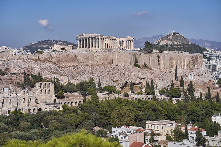 Da sua cúpula, é possível avistar marcos históricos como a Acrópole, o Templo de Zeus Olímpico e até o Mar Egeu em dias de céu limpo.