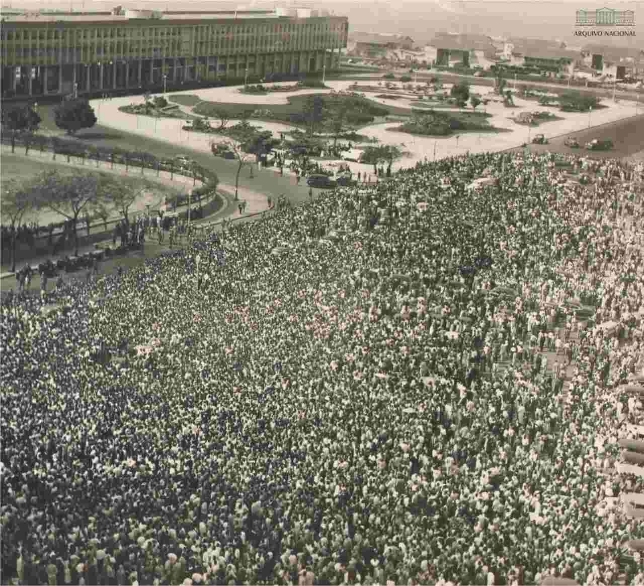 <p>O desfecho trágico provocou comoção nacional, especialmente entre os trabalhadores e milhões de brasileiros que o admiravam. Após quase duas décadas no poder, sua morte deixou o país em estado de choque e marcou a memória coletiva com dor e reverência. </p>
