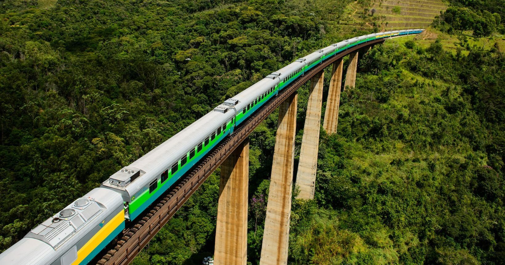 Trem da Vale - Ferrovia Vitória-Minas (ES e MG) - Com operação desde 1904, o trem liga Cariacica (ES) a Belo Horizonte (MG) em um trajeto de 13 horas, acompanhando o Rio Doce. Com ar-condicionado, restaurante e acessibilidade, oferece conforto em uma das viagens ferroviárias mais longas do país. As passagens garantem uma experiência segura pela histórica ferrovia.