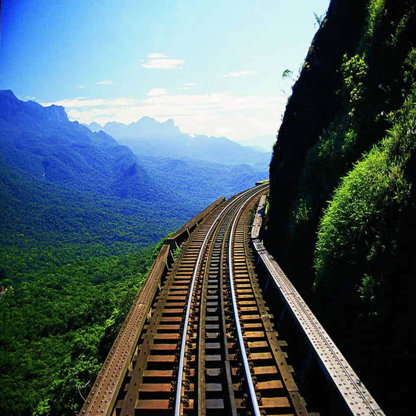 Trem da Serra do Mar (PR) - Listado entre as melhores viagens ferroviárias do mundo em 2025 pela Lonely Planet, o trem percorre 110 km entre Curitiba e Morretes (PR), por uma ferrovia centenária em meio à mata atlântica preservada. A cidade de destino, fundada em 1721, encanta com construções históricas e rica gastronomia.