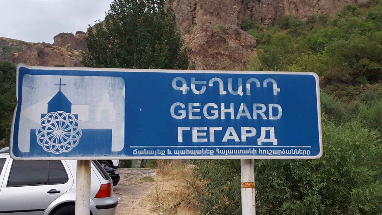 Assim como GeÃ³rgia e AzerbaijÃ£o, outros paÃ­ses da regiÃ£o do CÃ¡ucaso, a ArmÃªnia tem um alfabeto prÃ³prio â?? milenar e exclusivo com 38 letras, entre vogais e consoantes. Na capital, em hotÃ©is e restaurantes, o inglÃªs Ã© falado. Algumas placas ainda exibem inscriÃ§Ãµes em cirÃ­lico, heranÃ§a do perÃ­odo soviÃ©tico.