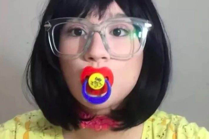 Uso de chupeta por adultos viraliza nas redes sociais - Reprodução/Redes Sociais