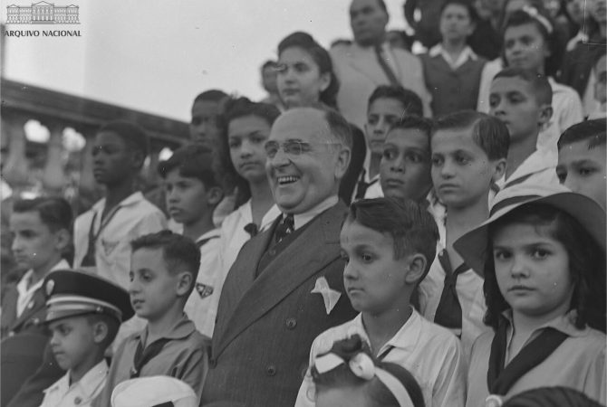 Do Palácio ao sofá: 71 anos da morte de Vargas, o líder que parou o Brasil