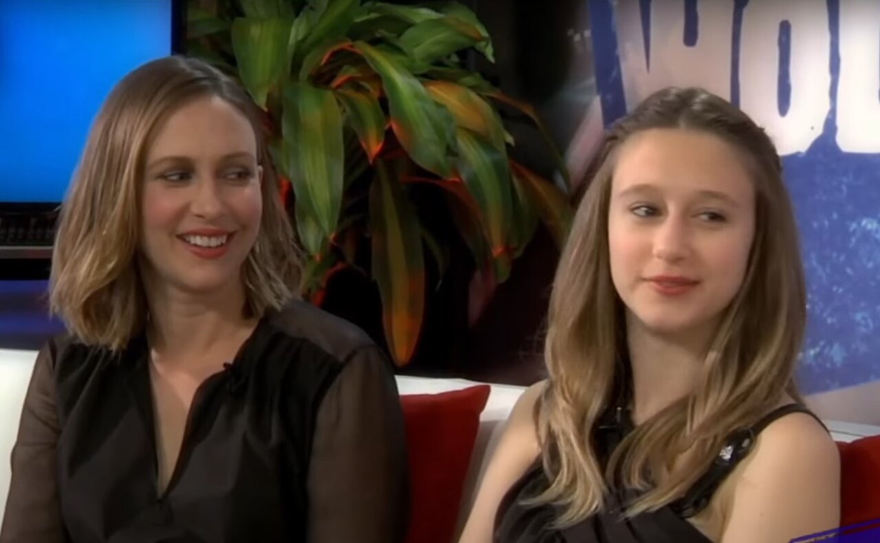 As irmãs Taissa e Vera Farmiga têm uma diferença de idade de 21 anos, mas mantêm uma relação próxima e afetuosa. Elas atuaram juntas pela primeira vez em Higher Ground (2011), dirigido por Vera, que costuma se referir à irmã como “minha filha substituta” e foi quem a incentivou a seguir carreira artística.
