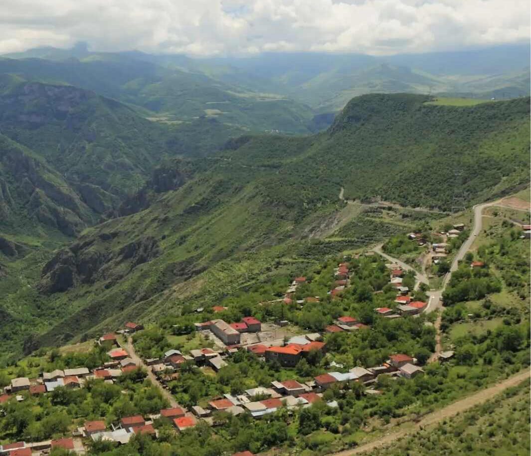 No inverno, entre dezembro e fevereiro, Yerevan costuma registrar temperaturas abaixo de zero. Já no verão, de junho a agosto, os termômetros podem chegar aos 35?°C, com clima seco e pouca umidade. Por isso, a primavera e o outono são considerados os períodos mais agradáveis para visitar o país. 