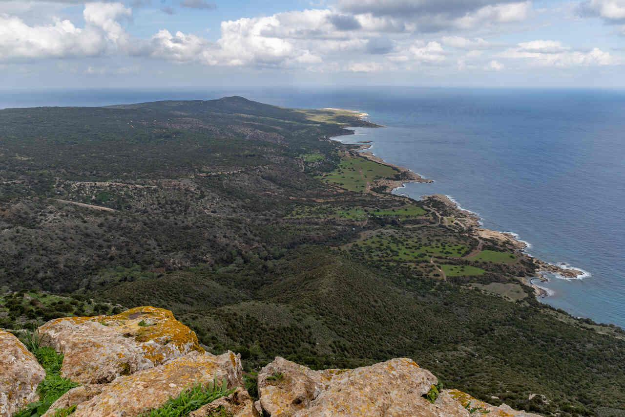 Parque Nacional da Península de Akamas: abriga florestas de coníferas, praias isoladas, trilhas e o famoso Desfiladeiro de Avakas, com paredões de até 30 metros de altura