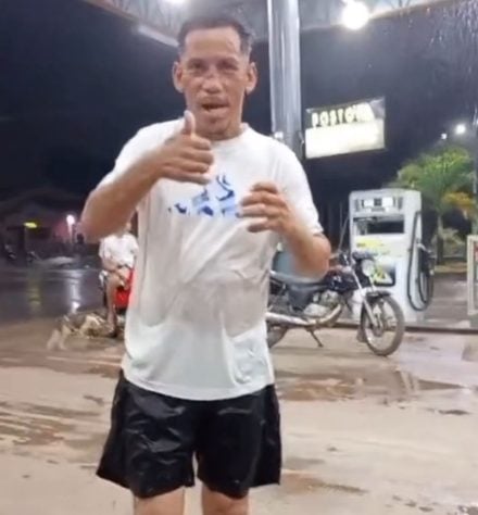 Depois de viralizar nas redes sociais por correr uma maratona bêbado e de chinelos, homem é flagrado treinando sóbrio nas ruas de Garrafão do Norte - Reprodução/Instagram