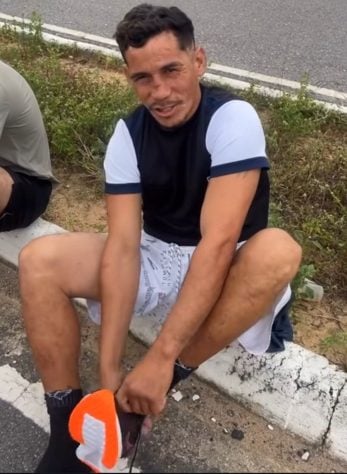 Depois de viralizar nas redes sociais por correr uma maratona bêbado e de chinelos, homem é flagrado treinando sóbrio nas ruas de Garrafão do Norte - Montagem/Reprodução Instagram