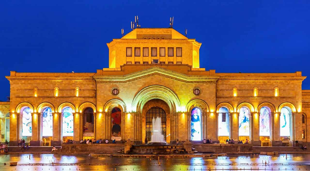 A capital Yerevan, aliás, conta com as principais redes hoteleiras. As melhores opções estão concentradas na área central, especialmente nos arredores da Praça da República.
