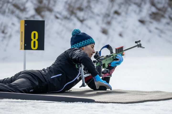 O biatlo, especialidade de Laura Dahlmeier, é um esporte de inverno que combina esqui cross-country com tiro ao alvo com rifle.