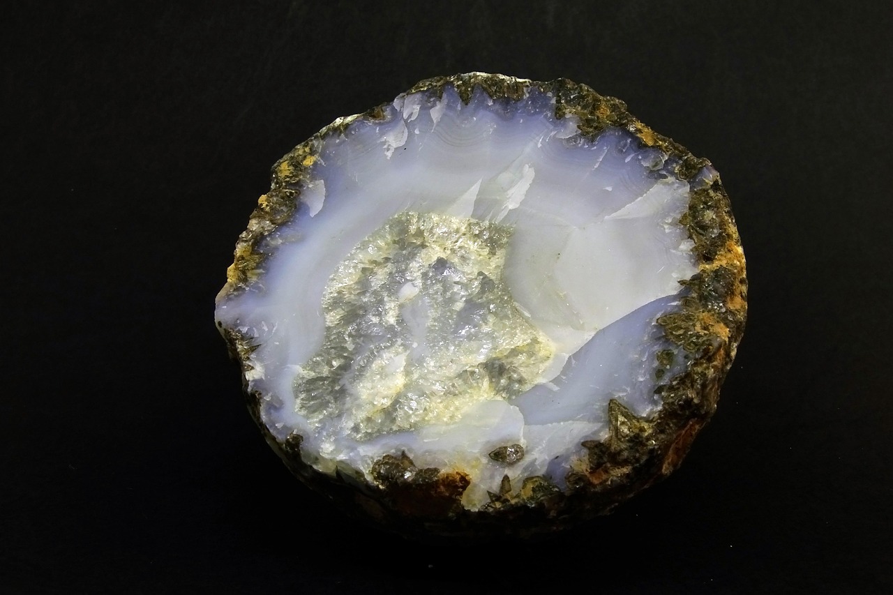 Geodos com interior de ágata podem conter drusas de cristais brilhantes. Essas formações encantam colecionadores e geólogos pela complexidade natural.