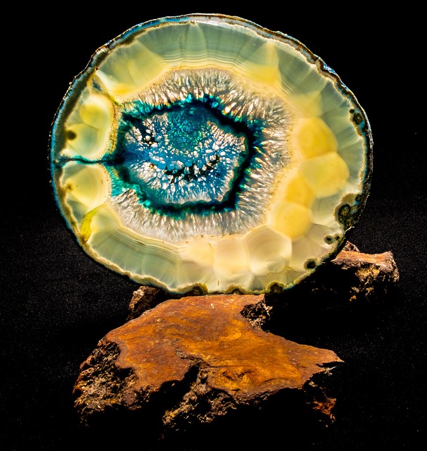 Outro tipo famoso é a ágata de fogo, com brilho iridescente causado por inclusões microscópicas. Seu efeito óptico impressiona, sendo muito usada em joias artesanais.