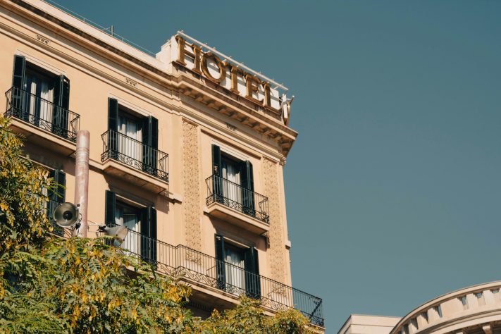 Hotel foto neutra - Ana Lanza/Unsplash