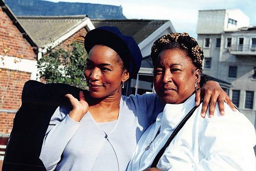 Nascida na cidade de Nova York (EUA), Angela Evelyn Lulu Bassett cresceu em Harlem e depois em St. Petersburg, Flórida, com sua mãe e irmã. Desde cedo mostrou interesse por artes e educação

