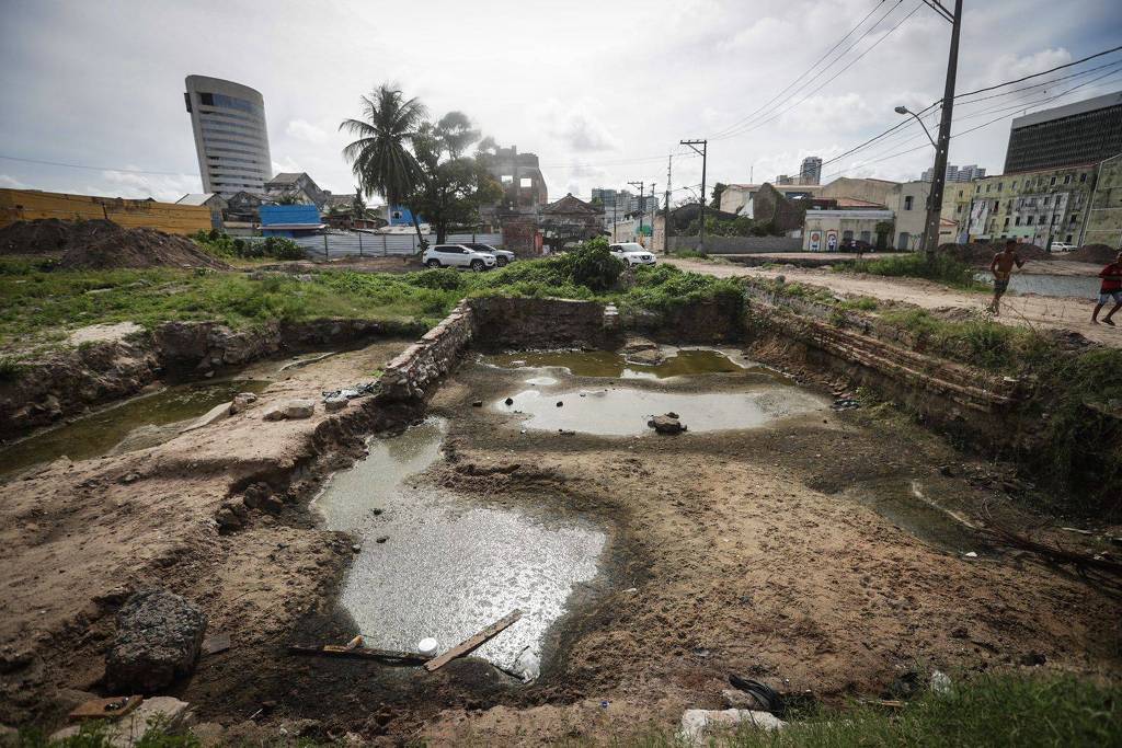 A escavaÃ§Ã£o no bairro do Pilar revelou mais de 100 ossadas humanas e 40 mil fragmentos diversos.
