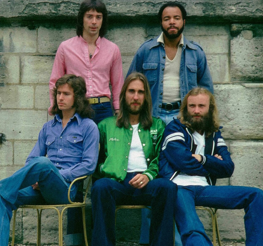 Em 1970, Collins entrou no Genesis como substituto do baterista John Mayhew. Cinco anos depois, o londrino tornou-se o vocalista do Genesis após Peter Gabriel deixar a banda.

