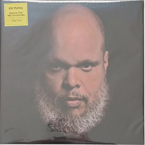 “Behind the Tea Chronicles”, o 14º álbum de Ed Motta, mergulha no jazz-funk e já ultrapassou meio milhão de reproduções no Spotify, consolidando seu prestígio internacional.