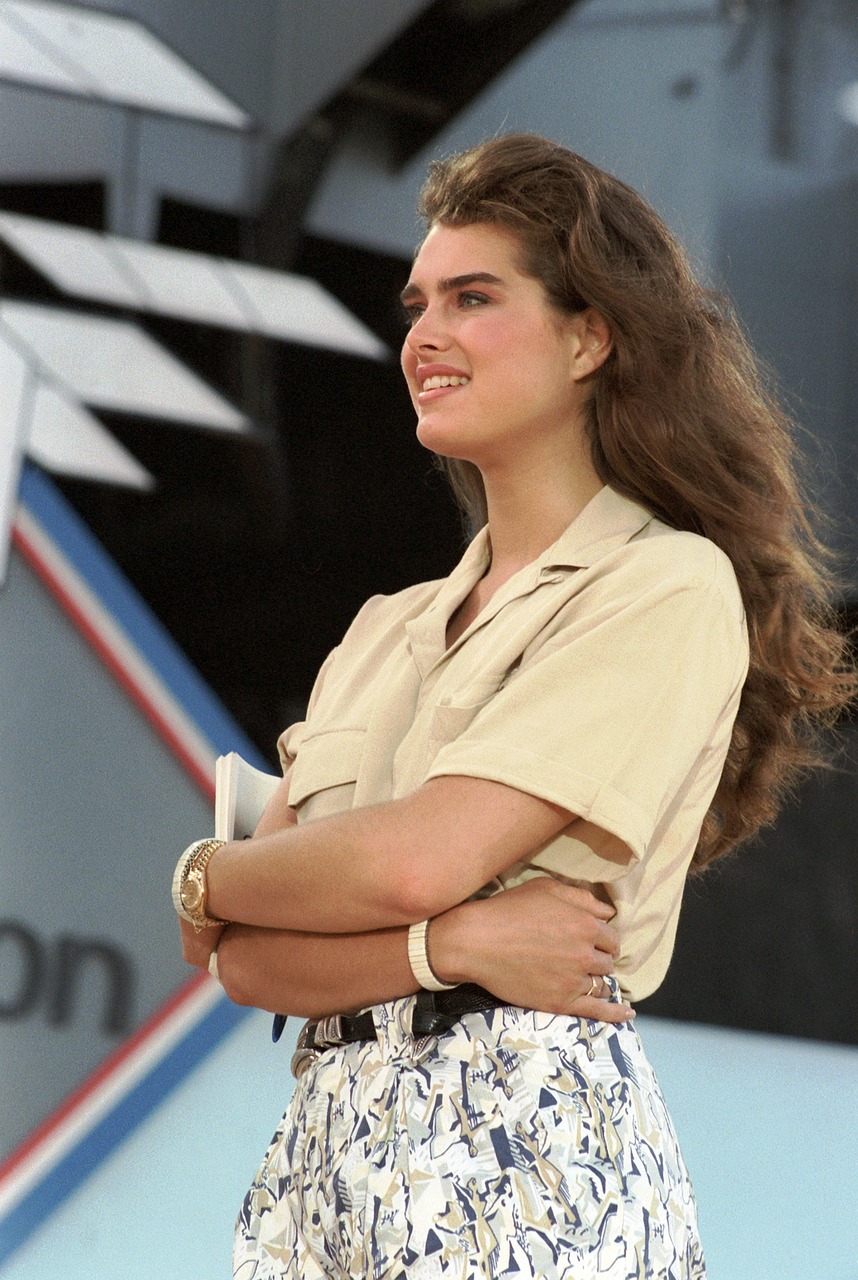 O comercial parece fazer referência a outro vídeo publicitário (e polêmico) dos anos 1980. Protagonizada por Brooke Shields aos 15 anos e lançada pela Calvin Klein, aquela propaganda também citava fatores genéticos.