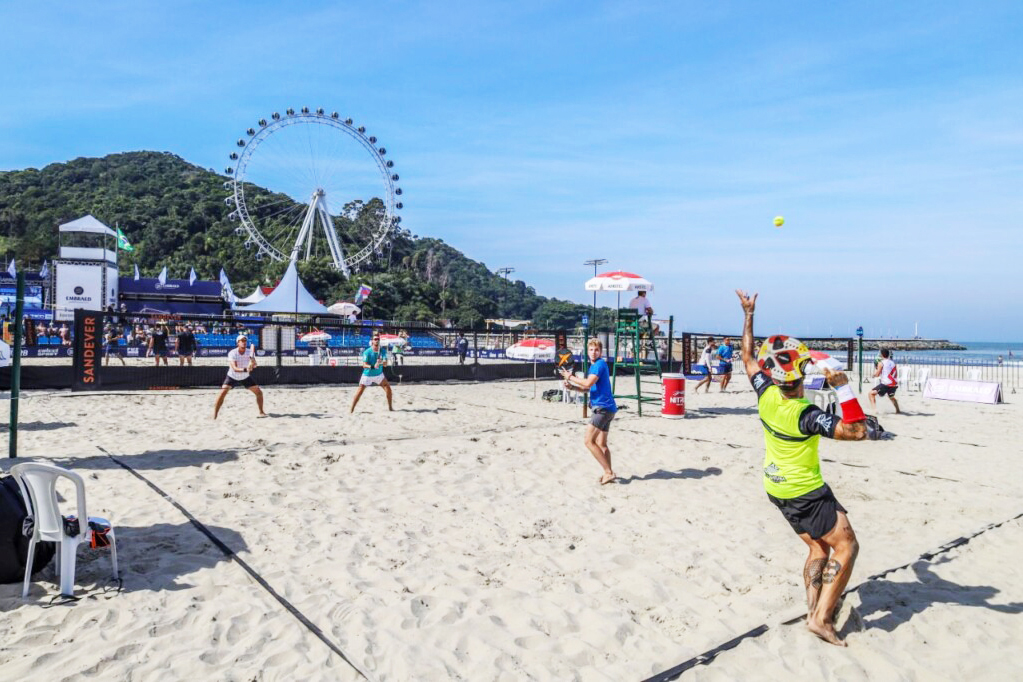 Por outro lado, haverá lei para regulamentar o uso da faixa de areia para esporte e eventos — em agosto de 2025, há mais de 300 quadras na Praia Central. Assim, a Fundação de Esportes da cidade pretende reduzir drasticamente: para 140.