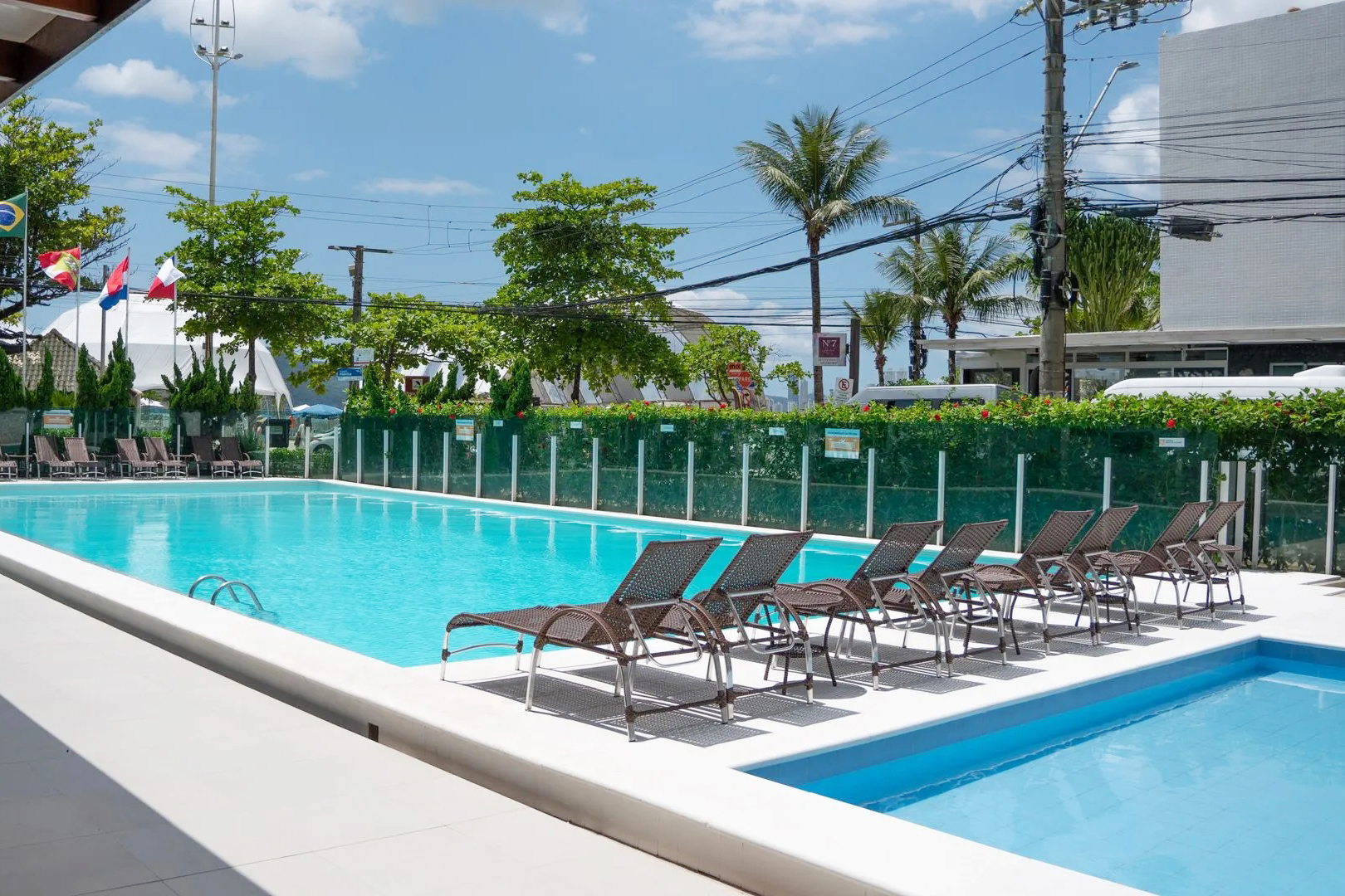 BalneÃ¡rio CamboriÃº, contudo, ainda depende fortemente dos perÃ­odos de alta temporada. Desse modo, feriados prolongados e clima instÃ¡vel afetam a ocupaÃ§Ã£o hoteleira e o comÃ©rcio local.