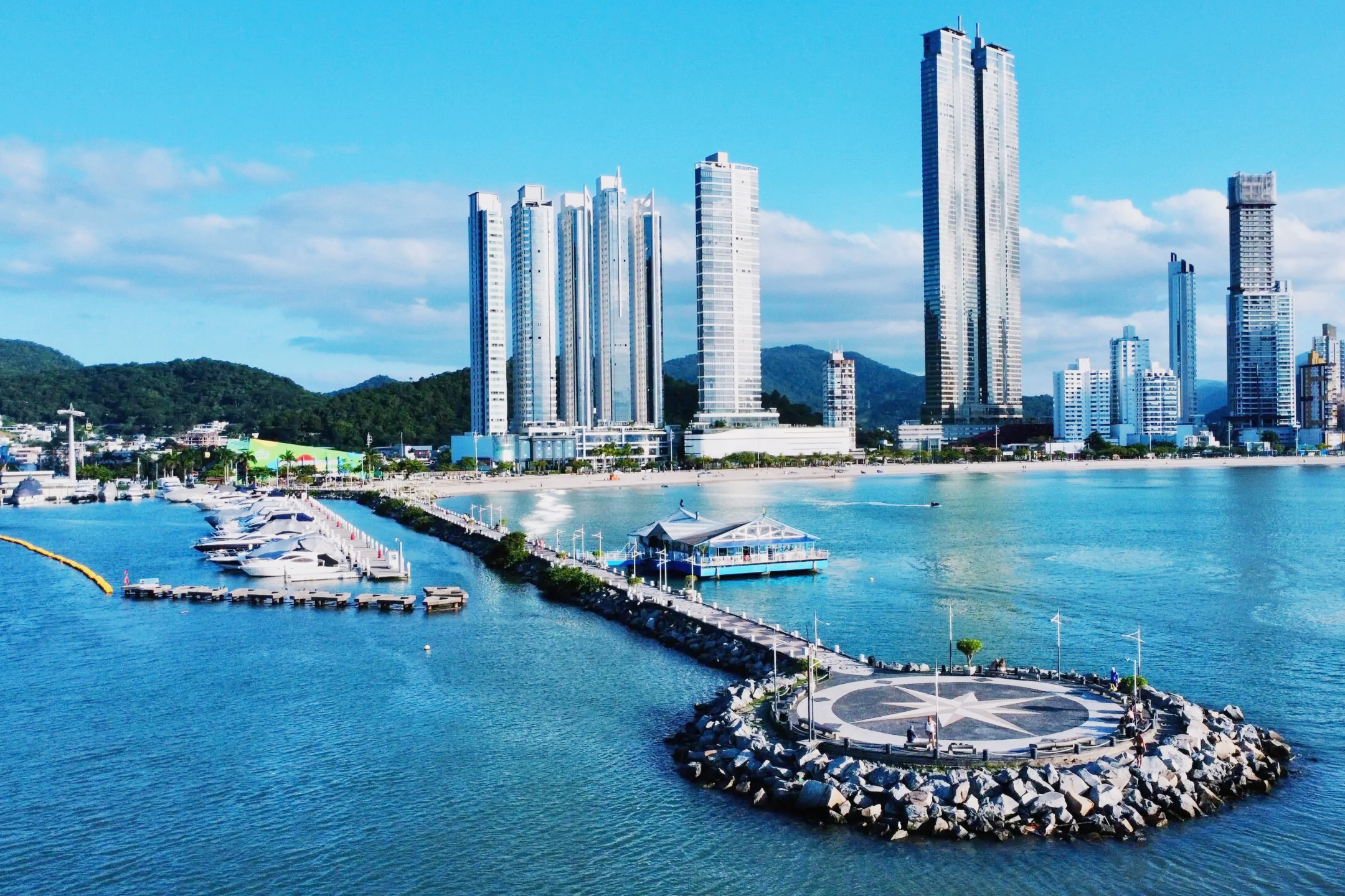 A executação se dará em 24 trechos ao longo da orla. O primeiro, com 1,5 quilômetro de extensão, teve início em agosto de 2025 e se estende até o molhe da Barra Sul — um dos principais atrativos turísticos da cidade, conhecido por sua passarela para pedestres e mirantes com vista para o mar.

