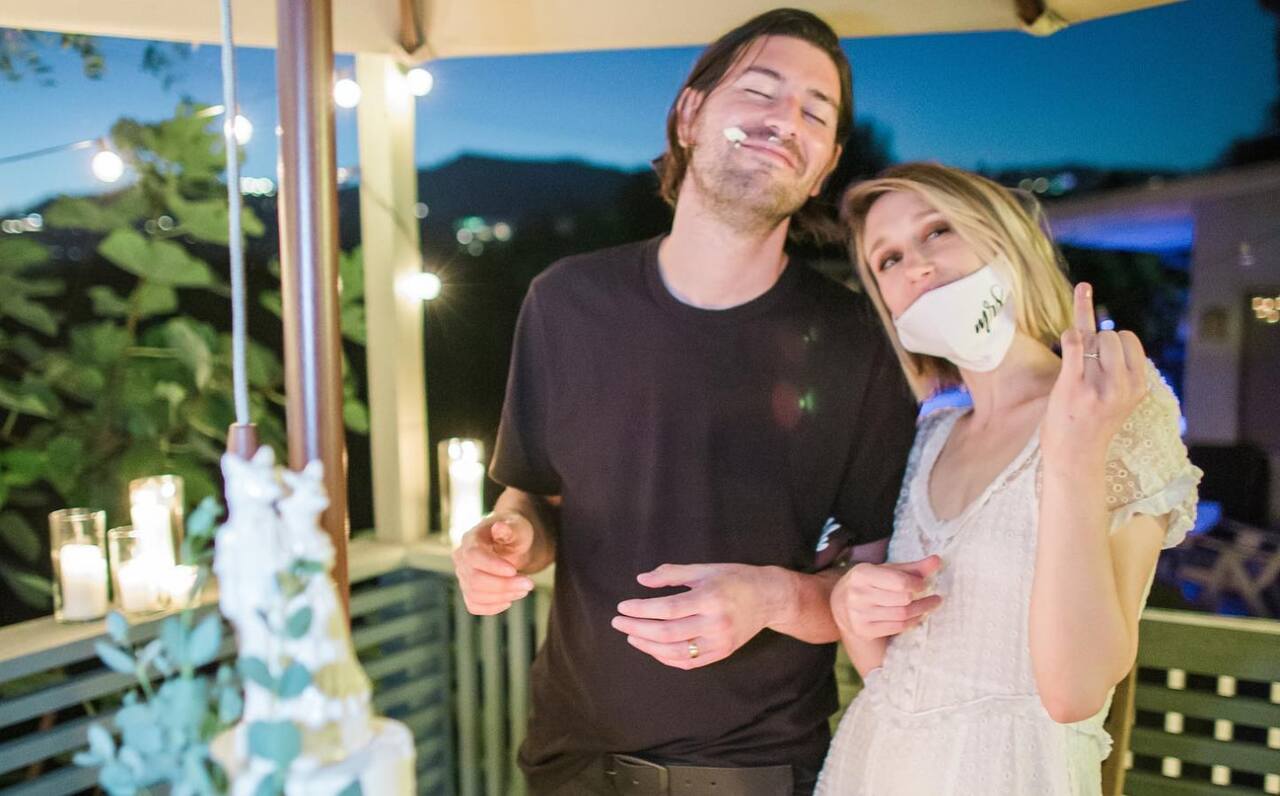 Na vida pessoal, a atriz se casou com o diretor Hadley Klein em 2020, após quatro anos de namoro. O casal, aliás, oficializou a união em uma cerimônia íntima durante a pandemia.