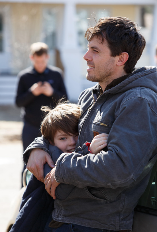 No filme, Affleck interpreta Lee Chandler, um homem que retorna à cidade natal para cuidar do sobrinho após a morte do irmão.
