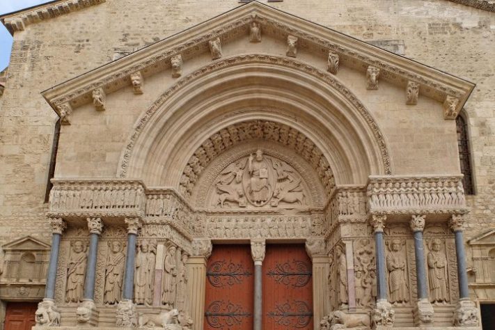 Catedral de Saint-Trophime - Arles, Provença Francesa, França -- djedj/Pixabay