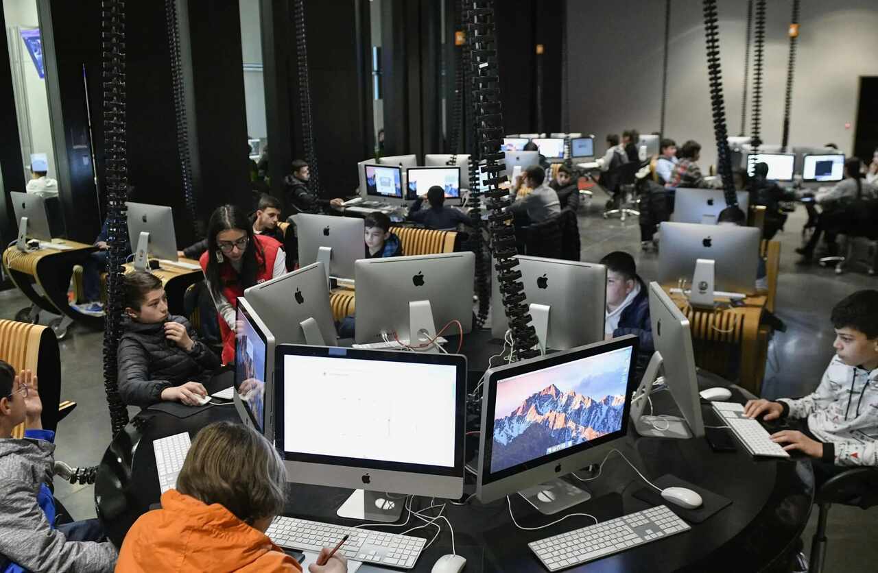 A moeda oficial da Armênia é o dram armênio (AMD). As moedas circulantes vão de 20 a 500 drames, e as notas variam de 1 mil a 50 mil drames. Pelo câmbio atual, R$ 1 equivale a aproximadamente 69,81 drames, ou seja, 1 dram vale cerca de R$ 0,0143.
