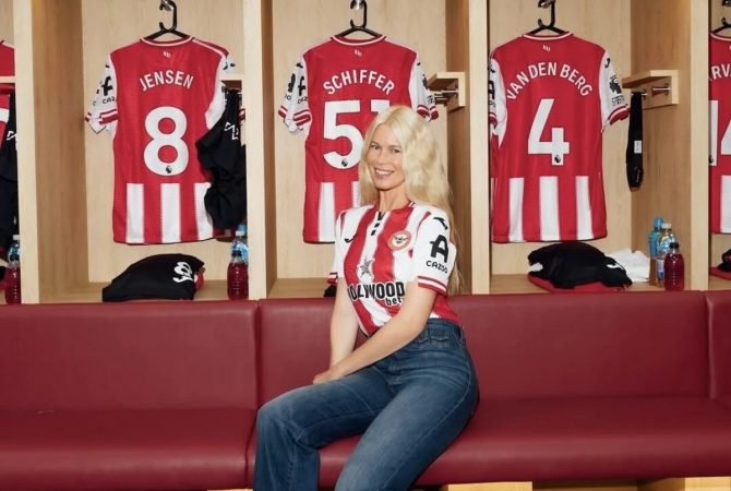 Vestida a rigor, Claudia Schiffer estreia como dona do Brentford na Premier League