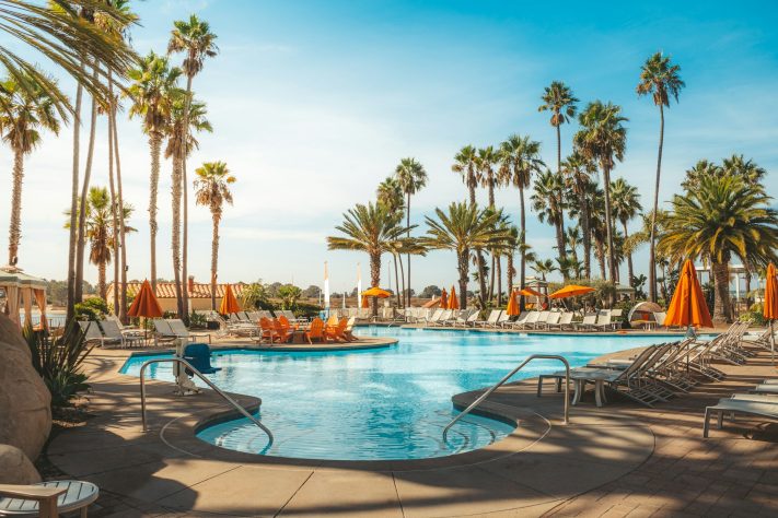 Piscina resort NEUTRA - Cory Bjork/Unsplash