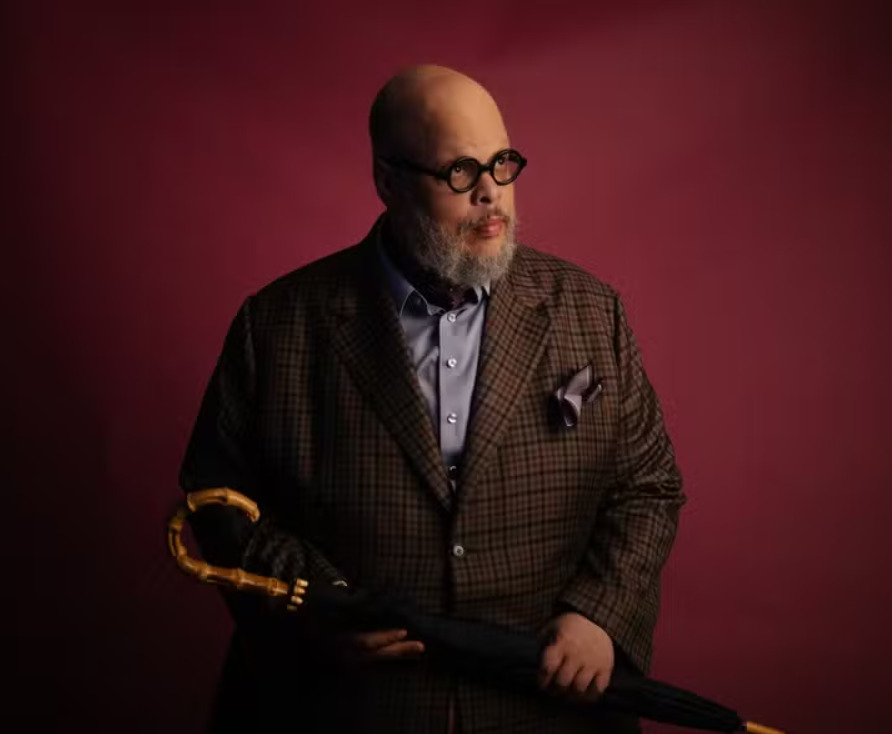 Ed Motta honra o DNA musical que carrega, tornando-se referência para quem busca autenticidade e excelência sonora. Com uma carreira marcada pela reinvenção e pela rejeição a rótulos, ele segue desafiando padrões e elevando a música brasileira a novos patamares.