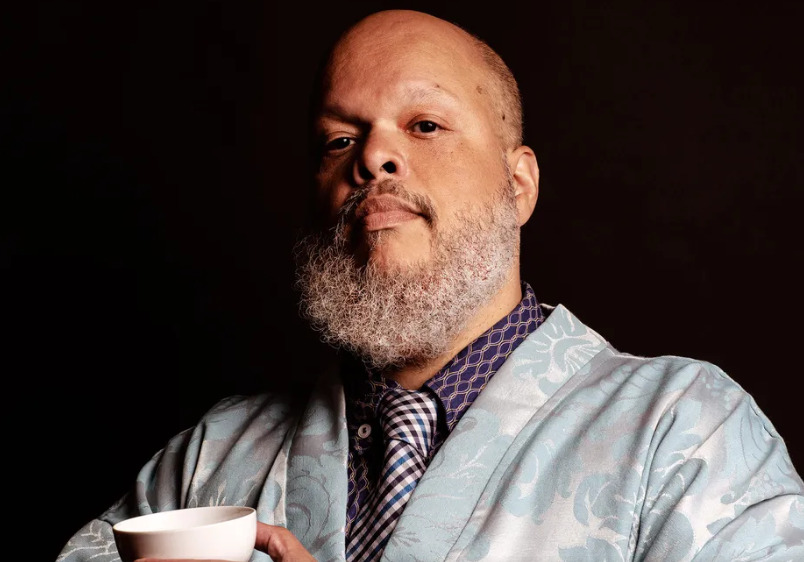 Hoje, aos 54 anos, Ed Motta não se desculpa pelo teor das críticas feitas na época. No entanto, ele reconhece que poderia ter se expressado de forma diferente — uma admissão que revela maturidade sem abrir mão de suas convicções.