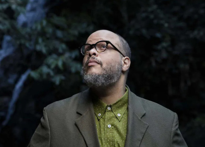 Apesar das polêmicas, Ed Motta revisitou sua trajetória no palco. No fim de junho, em São Paulo, cantou sucessos antigos, faixas do Manual Prático e, pela primeira vez, suas versões em português das músicas do filme Tarzan, atendendo a um antigo pedido dos fãs.