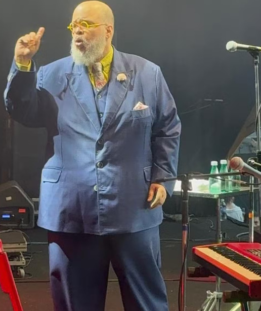 De volta aos palcos, Ed Motta celebra a longevidade de sua obra. Mesmo prometendo silêncio quando necessário, segue disposto a dizer tudo de novo — fiel ao seu estilo.