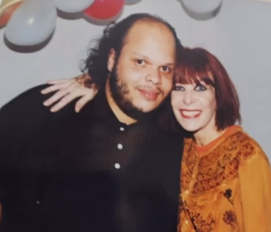 “Colombina”, sucesso de Ed Motta lançado em 2000, foi composta com Rita Lee e traz uma atmosfera carnavalesca e melancólica. A música mistura fantasia e dor, inspirada na comédia dell’arte e no universo do carnaval.