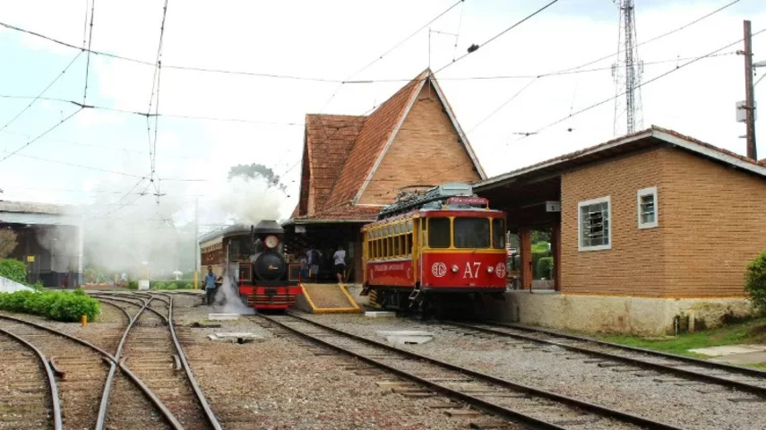 Trem de Campos do Jordão (SP) - Parte do Circuito da Mantiqueira, a centenária Estrada de Ferro Campos do Jordão opera passeios turísticos no trecho urbano da cidade. O bonde funciona diariamente, das 10h às 17h, e a Maria-Fumaça circula aos fins de semana e feriados. 
